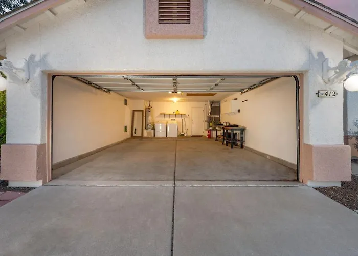 Holiday home Near Nw Hospital, 3 Bedroom 2 Ba, Fenced, Garage